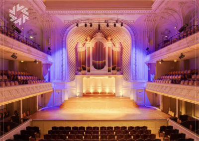 Cette salle de concert prestigieuse se démarque par son acoustique exceptionnelle.
